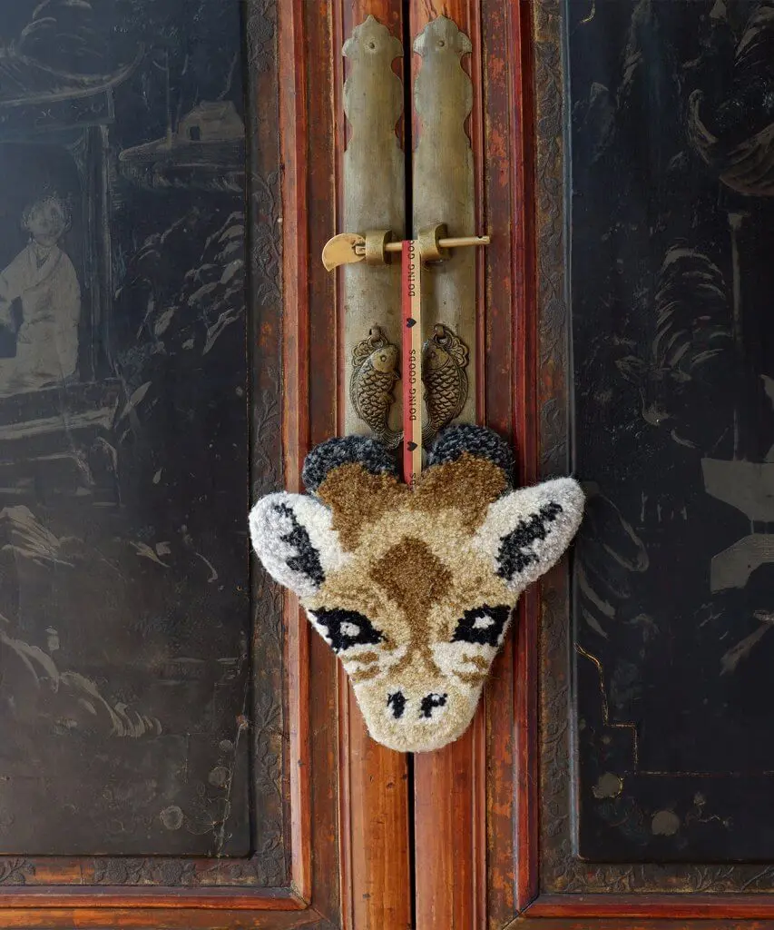 gimpy-giraffe-cub-hanger-doing-goods-pijp-1.45.10.033.700.3-web-853x1024.webp