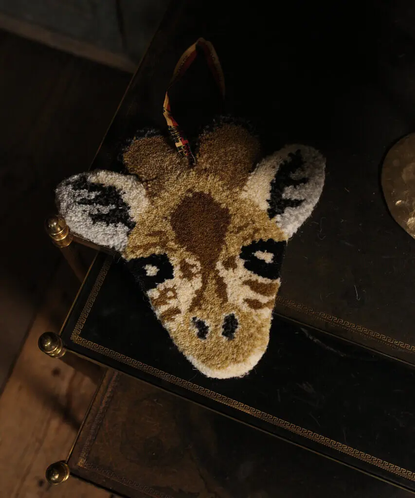 gimpy-giraffe-gift-hanger-doing-goods-pietjonker-1.45.10.033.700.3-web-853x1024.webp